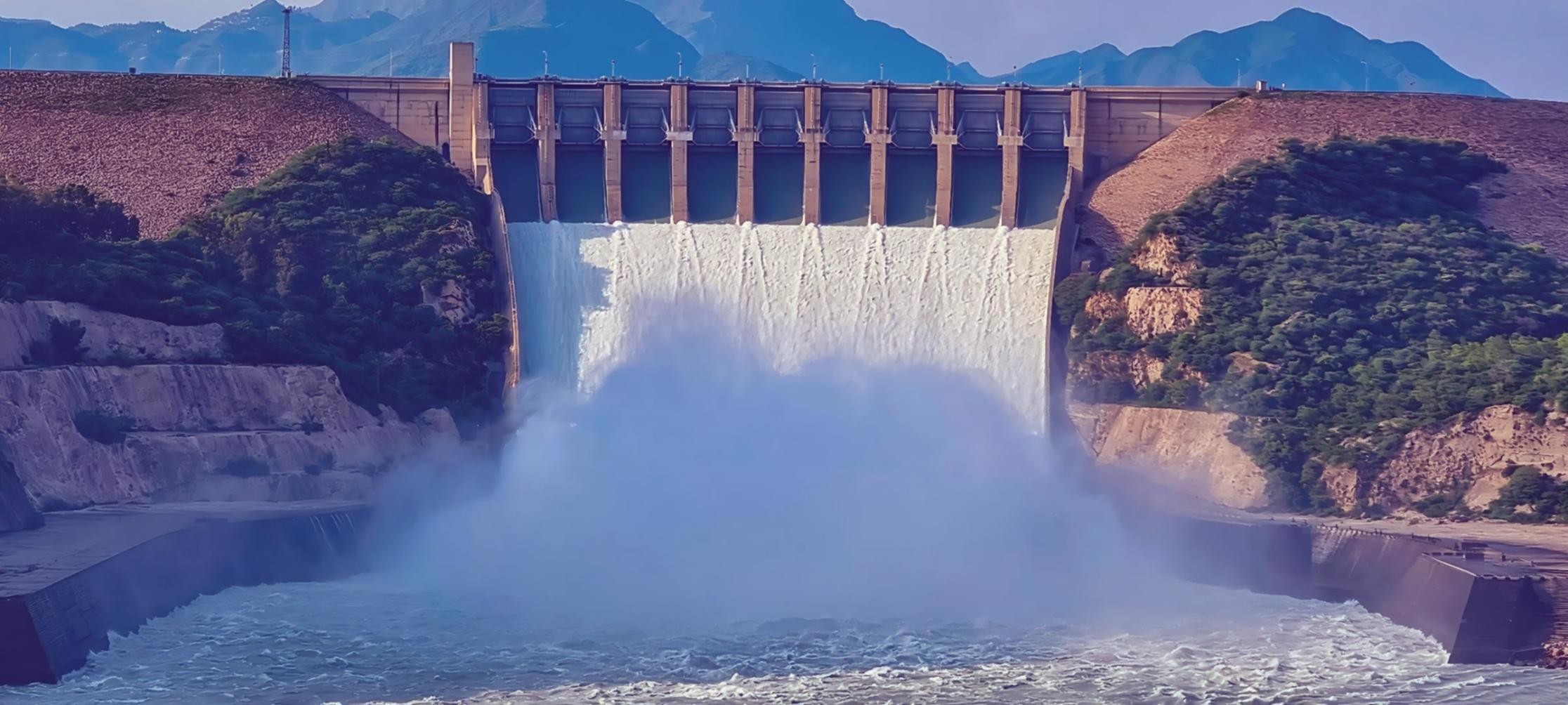 Командная работа над проектом приливной энергетики в офисе Brinaxa